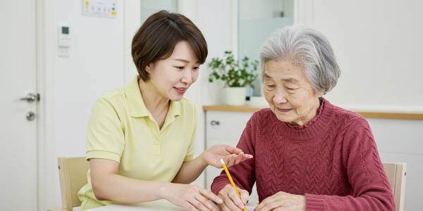 고령층의 정서안정을 위한 상담 서비스 및 예술 활동 제공 전문 상담사 배치를 통한 삶의 질 향상 지원